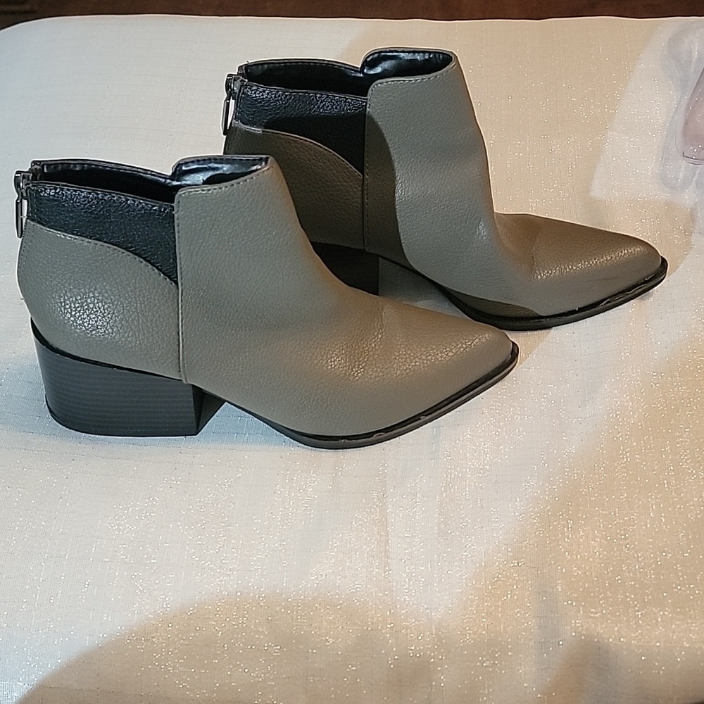 Simply Vera Vera Wang Chelsea Taupe Ankle Boots Booties Women's Size 7.5